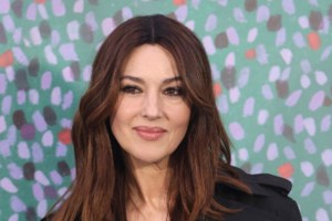 Μόνικα Μπελούτσι: Εντυπωσιακή σε αποκαλυπτική φωτογράφιση - "Είμαι 59 ετών και εξακολουθώ να εργάζομαι"