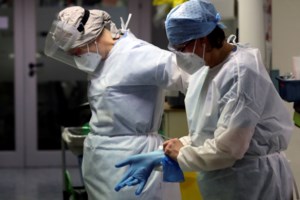 Κορονοίός: Έλληνας ερευνητής σε ομάδα που έφτιαξε μοριακό τεστ σε μέγεθος νυχιού [βίντεο]