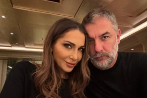 Το βαρύ ζεϊμπέκικο του Βασίλη Μπισμπίκη την Τσικνοπέμπτη - Στο τραγούδι η Δέσποινα Βανδή [βίντεο]