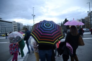 Οι ισχυροί άνεμοι καθηλώνουν τα πλοία στα λιμάνια - Απαγορευτικό απόπλου από Πειραιά, Ραφήνα και Λαύριο