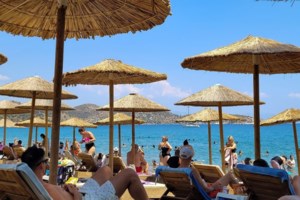 Απλησίαστες οι τιμές στις ξαπλώστρες – Πόσο κοστίζει μια απόδραση στις οργανωμένες παράλιες της Αττικής