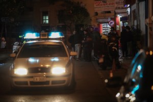 Πυροβολισμοί στη Βούλα: Τρεις τραυματίες από όπλο και μαχαίρι