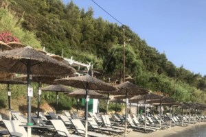 Φαλάσαρνα: Ασυδοσία σε προστατευόμενη περιοχή με ξαπλώστρες και πάρτι πάνω στο κύμα