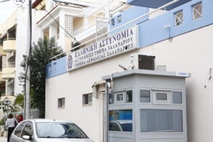 Μάνδρα: Εισέβαλαν με όχημα σε φαρμακείο – Διέφυγαν παίρνοντας την ταμειακή μηχανή