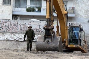 Απίστευτη γκάφα στη Θεσσαλονίκη: Γκρέμιζαν πολυκατοικία και άνοιξαν τρύπα σε... διπλανό σπίτι [βίντεο]