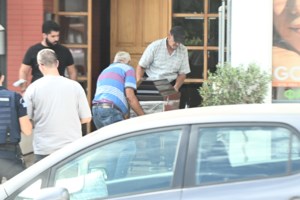 Ν. Σμύρνη: "Ο αδελφός μου δεν αναπνέει, είναι πεθαμένος", τα πρώτα λόγια της 43χρονης - Βρέθηκαν κηλίδες αίματος σε μπάνιο και κουζίνα - εικόνα 4