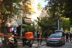 Ζωγράφου: Επίθεση σε καφετέρια - Φοιτητής τραυματίστηκε από φωτοβολίδα