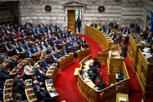 Χαμός στον αέρα: Ο Βαρεμένος άρπαξε φωτογραφία μέσα από τα χέρια της Άννας Καραμανλή και την τσαλάκωσε [βίντεο] - εικόνα 3