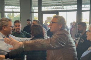 Σε σοκ και με "τραύμα πάνω από το μάτι" ο Αγοραστός - Στο νοσοκομείο μετά την επίθεση από συγγενείς θυμάτων των Τεμπών - εικόνα 2