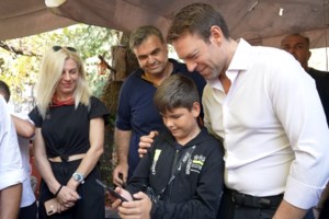 Κασσελάκης σε συγγενείς θυμάτων στα Τέμπη: Είμαι εξοργισμένος και νευριασμένος για τη συγκάλυψη που φαίνεται να διαπράττεται