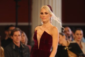 Βικτώρια Καρύδα: Η σέξι εμφάνιση με κόκκινο τουίντ ταγιέρ με τεράστιο σκίσιμο - εικόνα 8