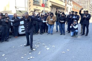 Αστόρια: Γιάφκα Ελληνοαμερικανών αναρχικών στο σπίτι της μητέρας τους - Σχεδίαζαν επιθέσεις κατά αστυνομικών και δικαστών - εικόνα 5