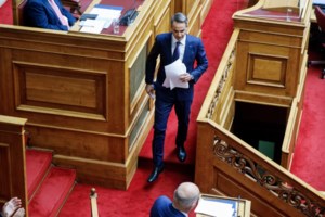 Ο Τσίπρας, ίδιος πάντα, στη Βουλή