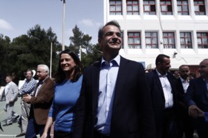 Ελενα Ακρίτα: "Ήττα βαριά" αλλά "με τον Αλέξη": Αυτοκριτική και στήριξη σε Τσίπρα μετά την συντριβή του ΣΥΡΙΖΑ