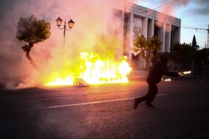 Τέσσερις Ελληνες και ένας Ιταλός συνελήφθησαν για τα χθεσινά επεισόδια στην αμερικανική πρεσβεία