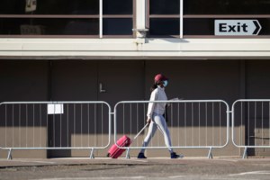 Πώς προέκυψε η μετάλλαξη Όμικρον: Τα δύο επικρατέστερα σενάρια, η σχέση με το HIV και η μετάδοση από τα ζώα - εικόνα 2