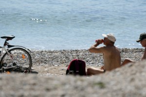 Κορονοϊός - Καθηγητής Βατόπουλος: Ετσι θα κάνουμε μπάνιο στη θάλασσα - Τι ισχύει για την άμμο και το νερό