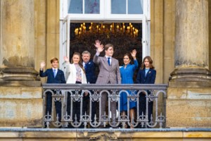 Αλλαγή στέμματος στη Δανία: Παραιτήθηκε η Μαργαρίτα - Νέος βασιλιάς ο γιος της Φρειδερίκος Ι' - Το φιλί με τη σύζυγό του [εικόνες] - εικόνα 8