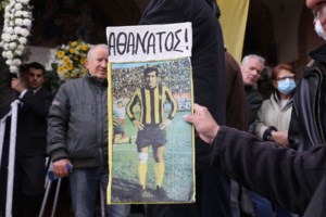 Μίμης Παπαϊωάννου: Συγκλονιστική στιγμή - Οι παρευρισκόμενοι τραγουδούν τον ύμνο της ΑΕΚ [Βίντεο]