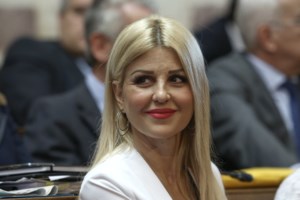 Έλενα Ράπτη: Αέρινη και στιλάτη στο Προεδρικό Μέγαρο με ροζ πλισέ φόρεμα MI-RO - εικόνα 5