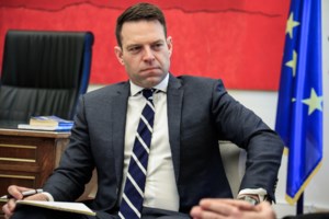 Ρωμανός (ΝΔ) για τα "πίσω-μπρος" στον ΣΥΡΙΖΑ: "Ζαλίστηκαν και οι ίδιοι από τις αλεπάλληλες στροφές 180 μοιρών" - εικόνα 2