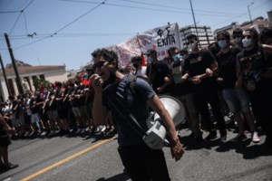 Απεργία: Ενταση στο λιμάνι του Πειραιά - Δεμένα τα πλοία, διαμαρτύρονται οι επιβάτες [εικόνες - βίντεο] - εικόνα 2