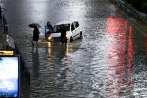 Αλιμος: Λύματα "πλημμύρισαν" την παραλιακή, μαζί με το νερό της βροχής - Υγειονομικά επικίνδυνη κατάσταση, λέει ο δήμαρχος - εικόνα 3