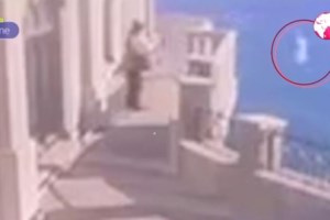 Οσο υπάρχουν καλοί άνθρωποι υπάρχει ελπίδα: Νεαρή κοπέλα βούτηξε για να σώσει γατάκι στην Εύβοια - Βίντεο