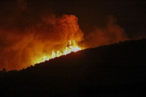 Θήβα: Μεγάλη φωτιά δίπλα στην Εθνική Οδό Αθηνών – Λαμίας [Βίντεο] - εικόνα 4
