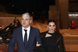 Στην Πάρο η Σταματίνα Τσιμτσιλή: Οι φωτογραφίες από τα σοκάκια και τις παραλίες μαζί με τον γιο της