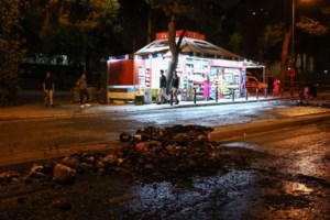 Επεισόδια στον Ασπρόπυργο: Ομάδα 30 ατόμων πυρπόλησε λεωφορείο και πέταξε μολότοφ - Οκτώ προσαγωγές [βίντεο]
