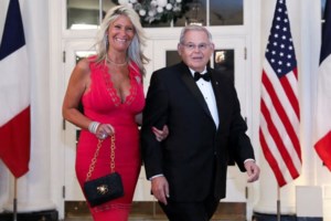 Ρόμπερτ Μενέντεζ: Ξεκίνησε η δίκη του Αμερικανού γερουσιαστή για διαφθορά - Διαχωρίστηκε η υπόθεση για τη σύζυγό του