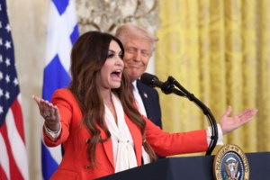 Στα μπουζούκια η Κίμπερλι Γκίλφοϊλ: Η νέα πρέσβης των ΗΠΑ εθεάθη σε πριβέ εμφάνιση του Κωνταντίνου Αργυρού στο Μαϊάμι - εικόνα 2