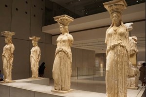 Αλλάζει ο φωτισμός της Ακρόπολης - Μέχρι τον Αύγουστο και ο ανελκυστήρτας, λέει η Λίνα Μενδώνη