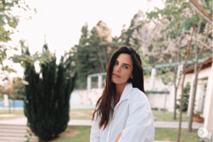 Απίστευτος Τζώρτζογλου: Σήκωσε στα χέρια τη Φαίη Σκορδά και έβγαλε την μπλούζα του στον αέρα [Βίντεο]