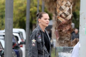 Άννα Μαρία Παπαχαραλάμπους: Στιλάτη σε βόλτα στην πόλη με τον πανύψηλο 15χρονο γιο της - εικόνα 4