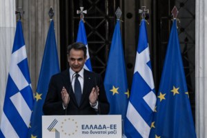 Οι Ευρωπαίοι ηγέτες στους κήπους του Προεδρικού Μεγάρου - Επίσημο δείπνο για τα 40 χρόνια από την ένταξη στην ΕΕ [εικόνες] - εικόνα 4