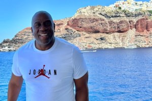 Στο Ιόνιο ο Μάτζικ Τζόνσον: Ντύθηκε αρχαίος "Έλληνας θεός" και έκανε βόλτες με τζετ σκι στην Κεφαλλονιά [εικόνες]