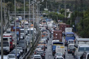 Κυκλοφοριακό κομφούζιο στον Καρέα μετά από καραμπόλα εφτά οχημάτων - Live η κίνηση στους δρόμους - εικόνα 3