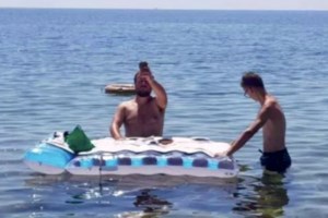 Ιερέας έγινε... τραυματιοφορέας: Πήγε γυναίκα με εγκεφαλικό στο νοσοκομείο γιατί δεν υπήρχε οδηγός ασθενοφόρου [Βίντεο]