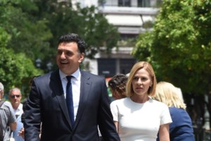 Οι τρυφερές ευχές της Τζένης Μπαλατσινού στον Βασίλη Κικίλια για την Ημέρα του Πατέρα: "Μόνο αγκαλιές" -  [Εικόνες] - εικόνα 2