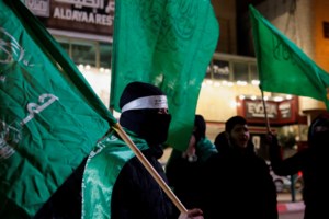 Βήμα πίσω κάνει η Χαμάς: Δέχεται διαπραγματεύσεις για τους ομήρους και χωρίς μόνιμη κατάπαυση του πυρός - εικόνα 2