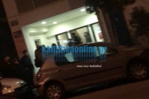 Καταδρομική επίθεση σε υποκατάστημα της ΔΕΗ στην Ομόνοια: Κουκουλοφόροι έσπασαν με σφυριά την είσοδο και πέταξαν μπογιές