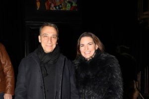 Όλγα Κεφαλογιάννη: Στο θέατρο με τζιν και σιθρού τοπ - Η casual chic εμφάνιση - εικόνα 3