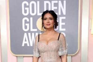 Μάργκοτ Ρόμπι: Με κατακόκκινο φόρεμα Valentino και όλη την πλάτη έξω στο κόκκινο χαλί [εικόνες]