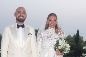 Φαίη Σκορδά: Η κομψή εμφάνιση στον γάμο του Αγγελόπουλου με φθινοπωρινό σατέν σύνολο - εικόνα 5