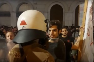 Επεισόδια στο ΑΠΘ: Πήγαν να κολλήσουν πάνω σε ασπίδα των ΜΑΤ ψήφισμα για την πανεπιστημιακή αστυνομία και... [εικόνες - βίντεο] - εικόνα 9