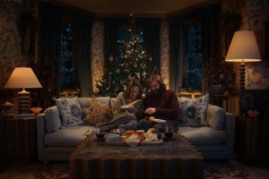 Η χριστουγεννιάτικη διαφήμιση που κάνει τους 50άρηδες να λιώνουν: Στέλνει την τοξική αρρενωπότητα ...περίπατο