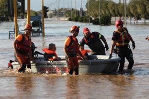 Θεσσαλία: Η συγκλονιστική φωτογραφία του Reuters με το μοναδικό ζωντανό πρόβατο ανάμεσα σε δεκάδες νεκρά - εικόνα 3