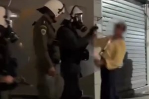 Πειθαρχική έρευνα για τον άντρα των ΜΑΤ που επιτέθηκε σε διαδηλώτρια στην Πανόρμου [βίντεο]